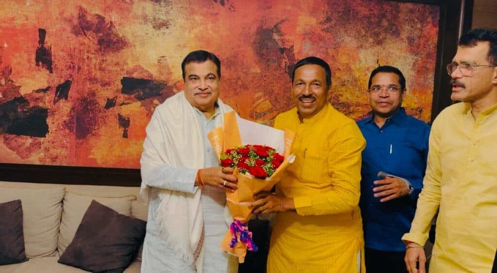 नितीन गडकरी यांची भेट घेऊन आमदार बापूसाहेब पठारे यांनी वडगावशेरीकरांच्या वतीने मानले आभार