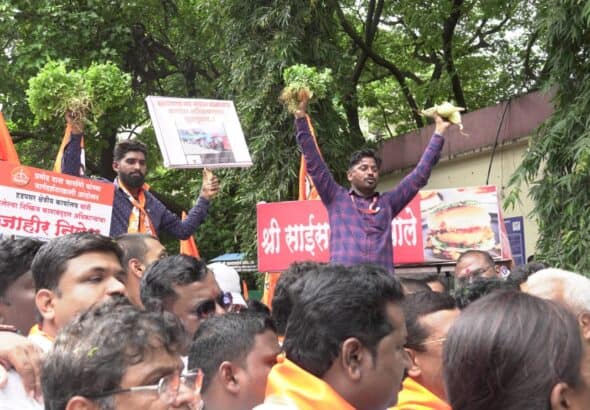 शिवसेनेचे हडपसर-मुंढवा क्षेत्रीय कार्यालयाच्या अनागोंदी कारभाराविरोधात आंदोलन