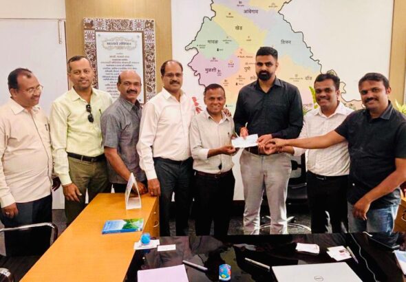 फोटो ओळ- पूरग्रस्तांसाठी आर्थिक मदतीचा धनादेश जिल्हाधिकारी जितेंद्र डुडी यांच्याकडे सुपूर्द करताना पुणे पत्रकार प्रतिष्ठानचे विश्वस्त व सदस्य.
